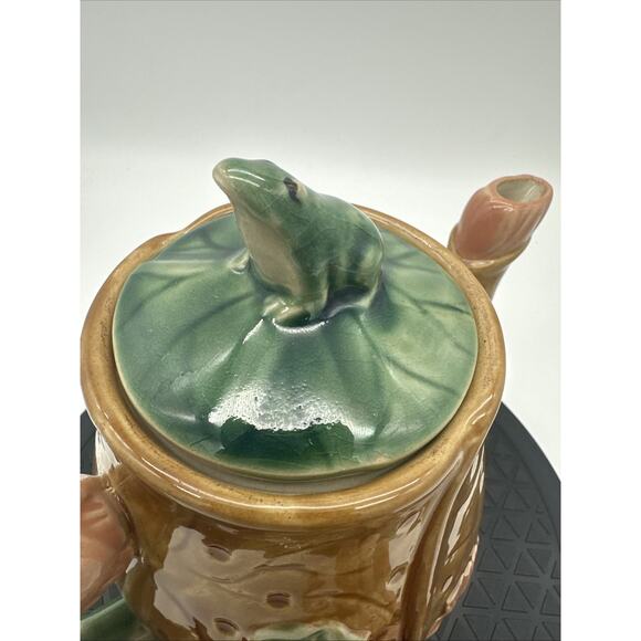 Vintage Henriksen Handpainted Classic Majolica Ceramic Frog Lily Pads Teapot - Picture 4 of 11